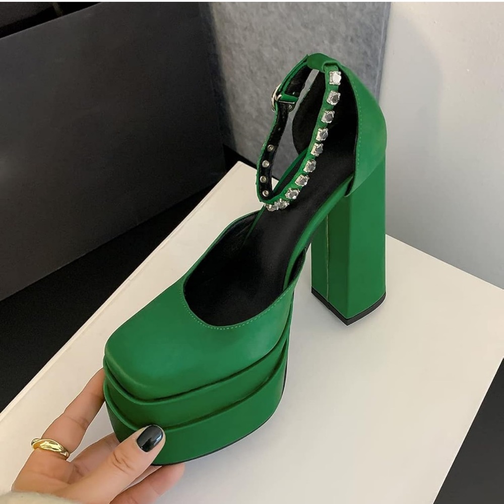 New, never been worn satin green platform heels. Very beautiful green color - Picture 3 of 7